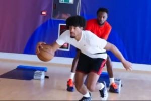 打磨技艺！开拓者官博晒后卫谢顿-夏普休赛期投篮和运球训练