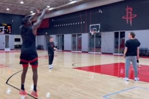 季前赛打不了！芬尼-史密斯在球队训练结束后加练底角三分